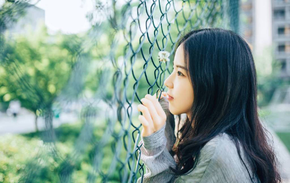 “孝直，几年不见，你跟那老狐狸学得一套还真管用。”城中的战斗已经接近尾声，零星的抵抗并不能为这已经倾倒的成都城带来任何变故，庞统和魏延找到了法正和张松，微笑道。